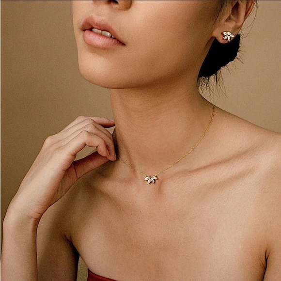 Gold Leaf Flower Zircon Necklace - Picture 4 of 7